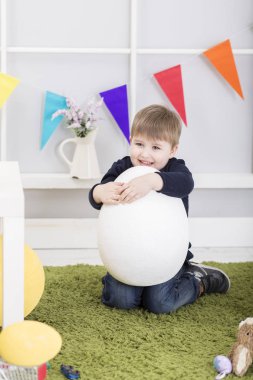 Paskalya gününde oynayan erkek bebek