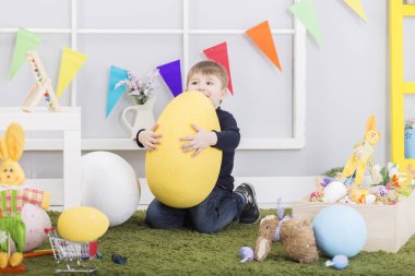 Paskalya gününde oynayan erkek bebek