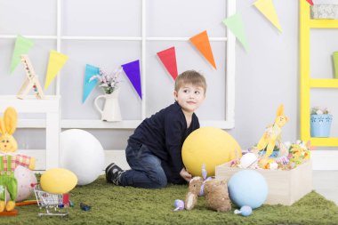 Paskalya gününde oynayan erkek bebek