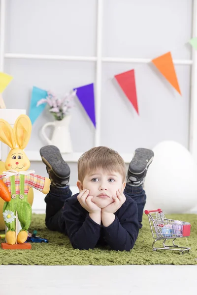 Malheureux bébé garçon le jour de Pâques — Photo