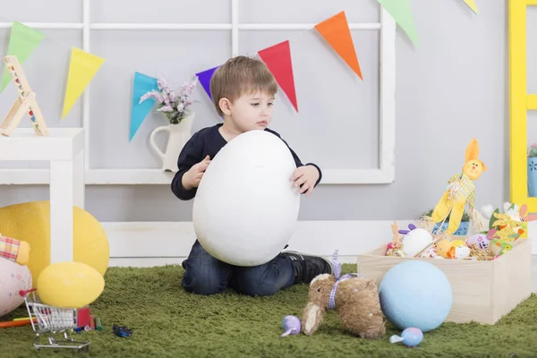 Babyjongen spelen op Paasdag — Stockfoto