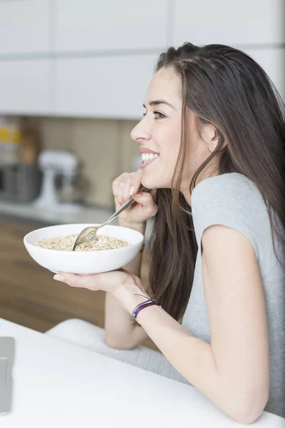 Mujer feliz desayunando sano — Foto de Stock