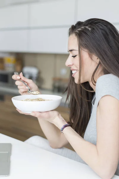 Mujer feliz desayunando sano —  Fotos de Stock