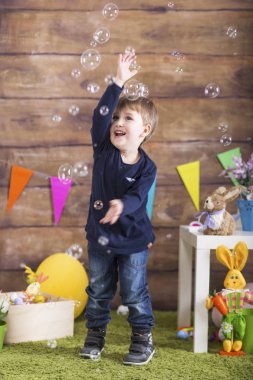 Mutlu Paskalyalar! Sabun köpüğü oynarken ile küçük çocuk
