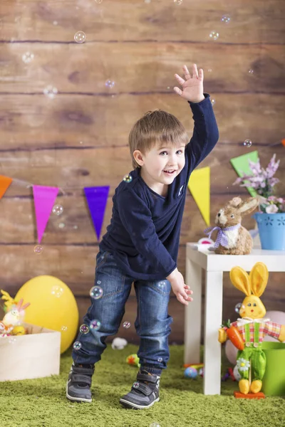 ¡Feliz Pascua! Niño pequeño con burbujas de jabón jugando —  Fotos de Stock