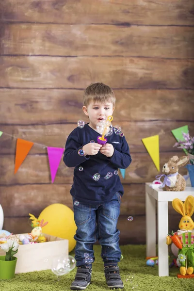 ¡Feliz Pascua! Niño pequeño con burbujas de jabón jugando — Foto de Stock