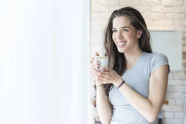 Café matutino. Mujer disfrutando del café al lado de la ventana —  Fotos de Stock