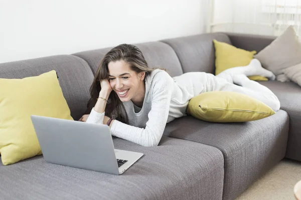 Evde dizüstü bilgisayar üzerinde çalışan genç kadın. Sabah sahne — Stok fotoğraf