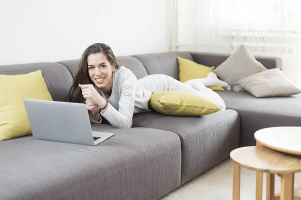 Fiatal nő dolgozik laptop otthon. Reggel jelenet — Stock Fotó