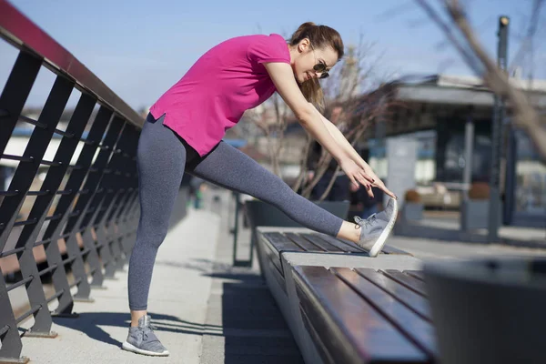 Uma jovem mulher em recreação e jogging — Fotografia de Stock