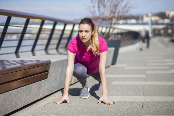 Uma jovem mulher em recreação e jogging — Fotografia de Stock