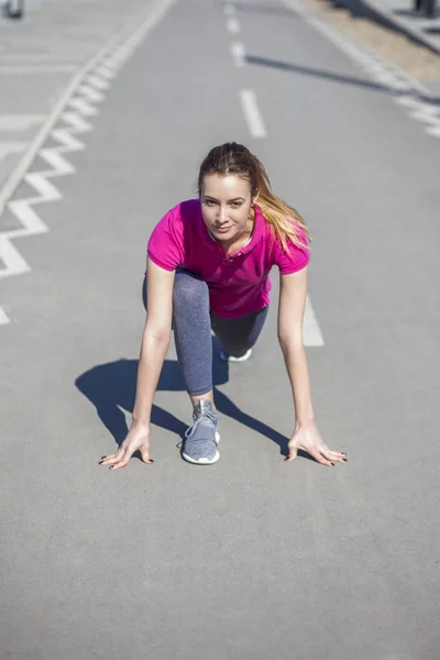 A young woman on recreation and jogging — Stock Photo, Image