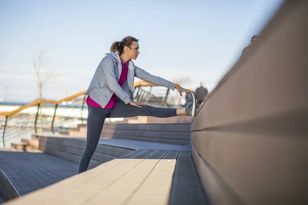 Una joven sobre recreación y jogging — Foto de Stock