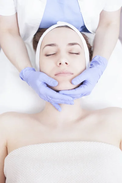 Massagem facial — Fotografia de Stock