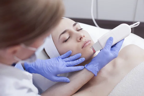 Kawitacja ultradźwiękowa, oczyszczanie skóry twarzy — Zdjęcie stockowe