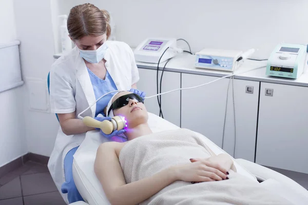 Mujer recibiendo tratamiento láser facial — Foto de Stock
