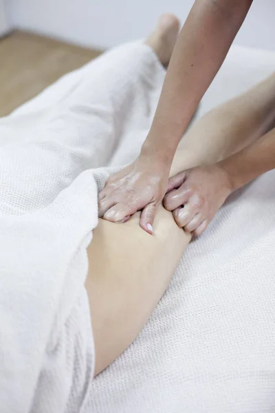 Proti celulitidě masáž pro mladé ženy — Stock fotografie