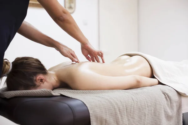 Anti cellulitis massage voor jonge vrouw — Stockfoto