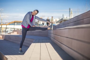 Sabah egzersiz Nehri boyunca. Genç bir kadın eğlence üzerinde bir