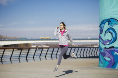 Sabah egzersiz Nehri boyunca. Genç bir kadın eğlence üzerinde bir