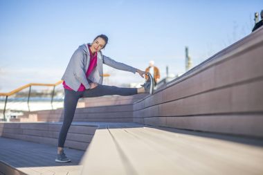 Sabah egzersiz Nehri boyunca. Genç bir kadın eğlence üzerinde bir