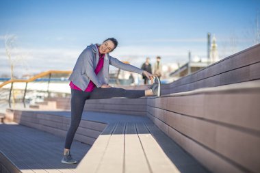 Sabah egzersiz Nehri boyunca. Genç bir kadın eğlence üzerinde bir