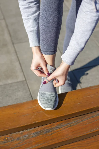 Ejercicio matutino junto al río. Una mujer joven en la recreación y — Foto de Stock