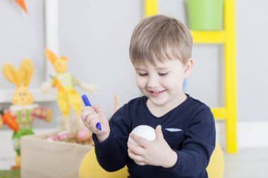 Paskalya çocuk ve Paskalya yumurtaları