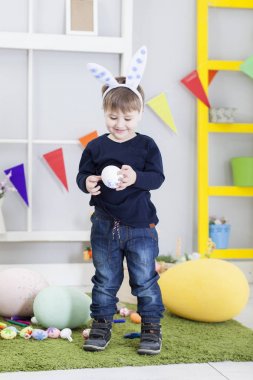 Paskalya çocuk ve Paskalya yumurtaları