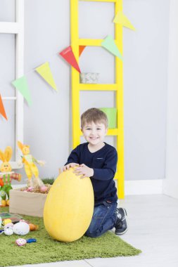 Paskalya çocuk ve Paskalya yumurtaları