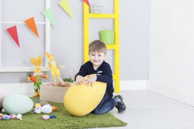 Paskalya çocuk ve Paskalya yumurtaları