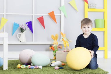 Paskalya çocuk ve Paskalya yumurtaları