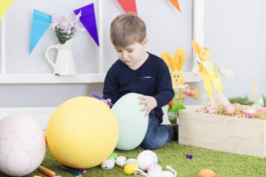 Paskalya çocuk ve Paskalya yumurtaları