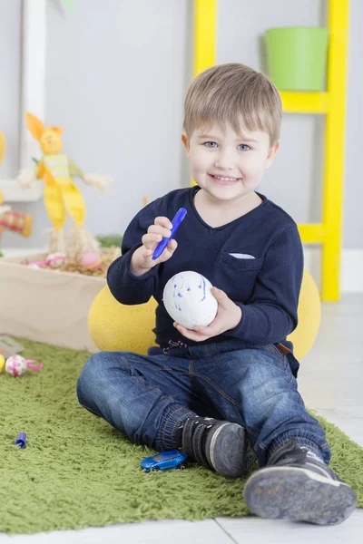 Paskalya çocuk ve Paskalya yumurtaları — Stok fotoğraf