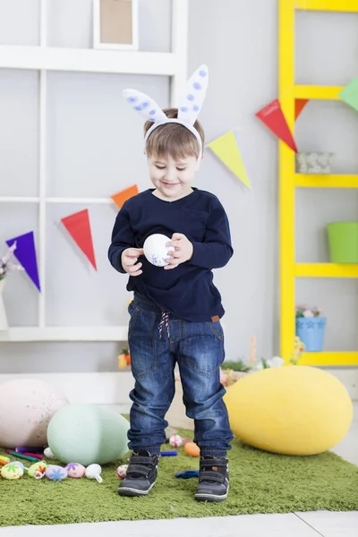 Paskalya çocuk ve Paskalya yumurtaları