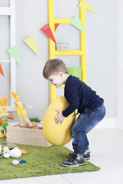 Garçon de Pâques et oeufs de Pâques — Photo