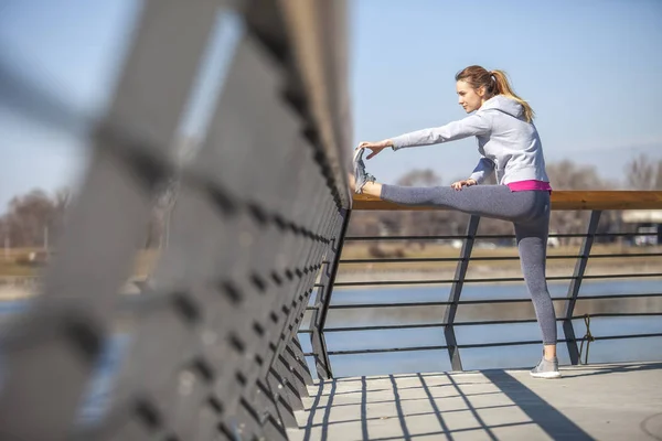 Молода жінка на відпочинку і бігу — стокове фото