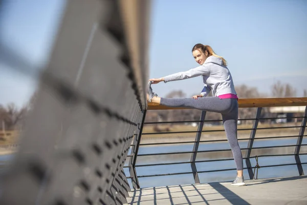 Jovem mulher em recreação e corrida — Fotografia de Stock