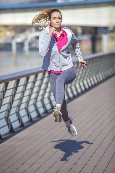 Mujer joven en la recreación y trotar — Foto de Stock