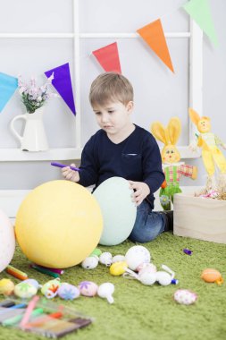 Paskalya çocuk evde oynamak