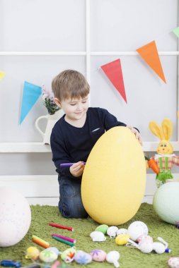 Paskalya çocuk evde oynamak