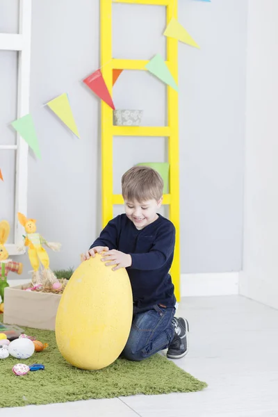 Pâques garçon jouer à la maison — Photo