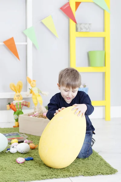 Menino de Páscoa jogando em casa — Fotografia de Stock
