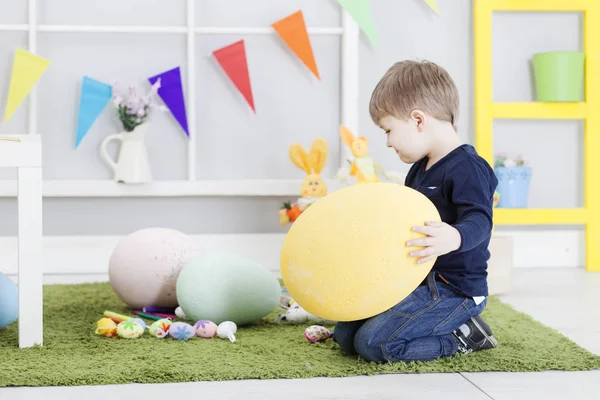 Paskalya çocuk evde oynamak — Stok fotoğraf