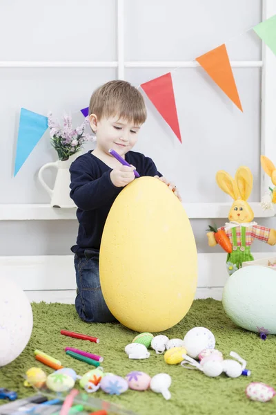 Niño de Pascua jugando en casa —  Fotos de Stock