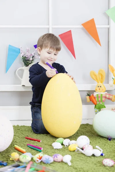 Pasen jongen spelen thuis — Stockfoto