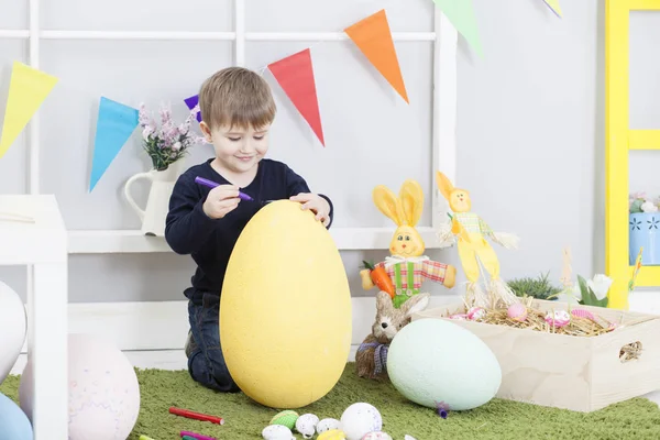 Niño de Pascua jugando en casa — Foto de Stock