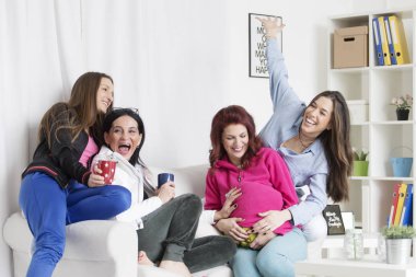 Arkadaşlar eğleniyor.