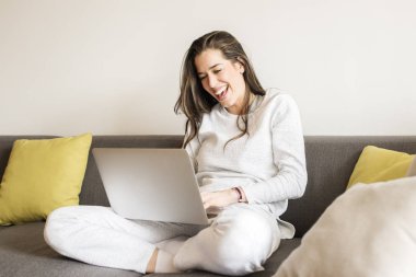 Dizüstü bilgisayarda çalışan kadın