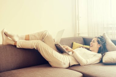 Dizüstü bilgisayarda çalışan kadın